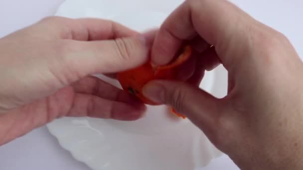 Руки очистить мандарин от кожуры . — стоковое видео