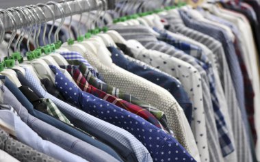 Mağazada askılar üzerinde zarif gömlekler bulanık. Siyah Cuma arifesinde. Bir alışveriş mağazasından tasarım için arka plan.