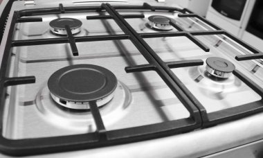 Mutfak, paslanmaz çelik yüzey, dökme demir ızgaralar için dört brülör ile yeni modern gaz soba