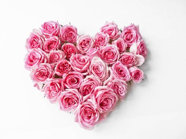 Beyaz bir arka planda pembe güller Vintage kalp. Metin için, c