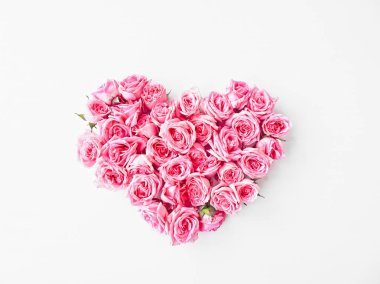 Beyaz bir arka planda pembe güller Vintage kalp. Metin için, c