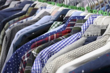 Mağazada askılar üzerinde zarif gömlekler bulanık. Siyah Cuma arifesinde. Bir alışveriş mağazasından tasarım için arka plan.