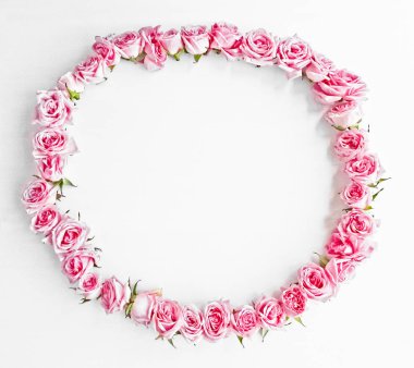 Beyaz bir arka planda pembe güller Vintage yuvarlak çerçeve