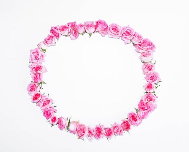 Beyaz bir arka planda pembe güller Vintage yuvarlak çerçeve