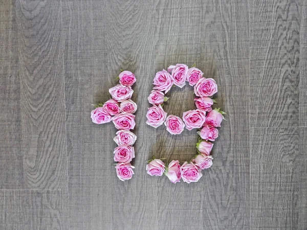 Jahrgangszahl Rosa Rosen Auf Dunklem Holz Für Glückwünsche Postkarten Webseiten — Stockfoto