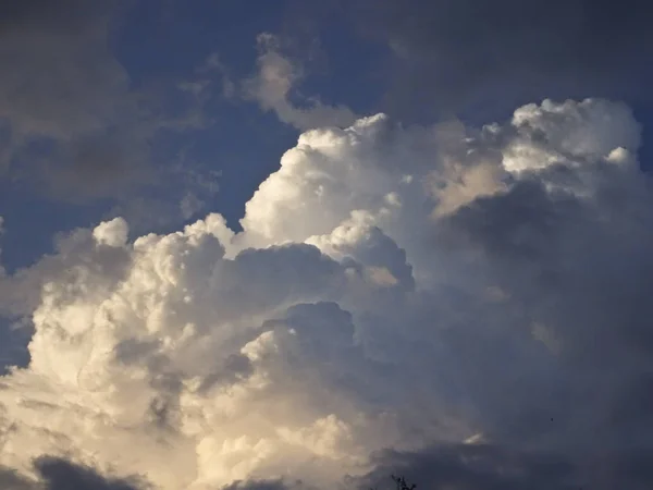 Mavi Gökyüzüne Karşı Beyaz Cumulus Bulutlar — Stok fotoğraf