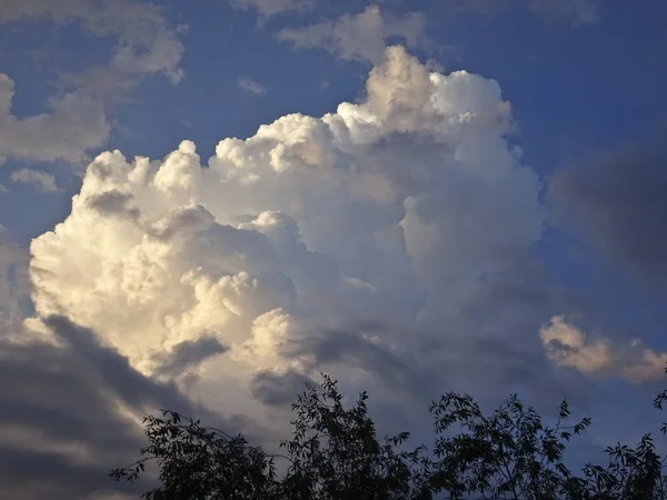 Mavi Gökyüzüne Karşı Beyaz Cumulus Bulutlar — Stok fotoğraf