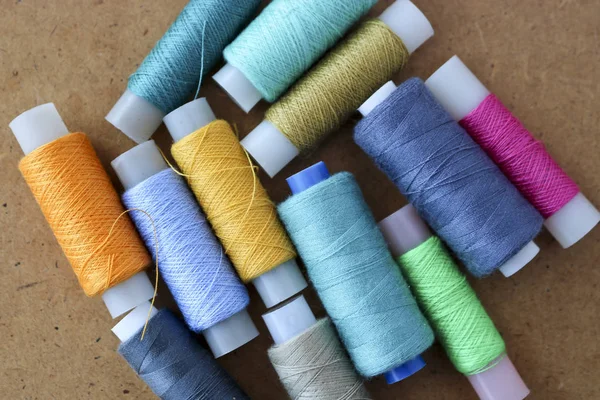 Hilos Costura Multicolor Rollo Para Coser Sobre Fondo Madera —  Fotos de Stock