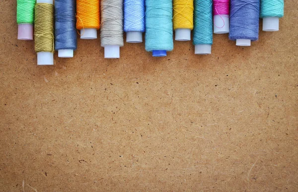 Linhas Costura Multicoloridas Rolo Costura Contexto Madeira Com Espaço Cópia — Fotografia de Stock