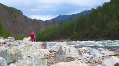 Orlik, Rusya - Ağustos 2018: Oka Sayanskaya nehrinde ekstrem sporcuların önünden geçmeden önce engellerin incelenmesi