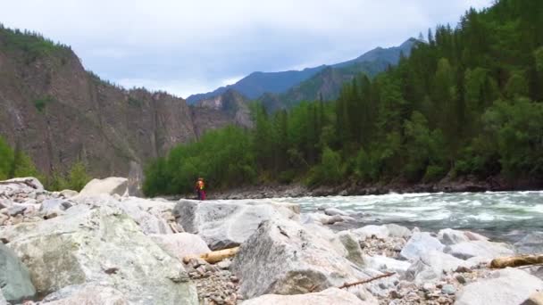 Inspectie van obstakels voor het passeren van extreme sporters op de Oka Sayanskaya rivier — Stockvideo