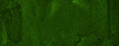 Yırtık darbeler ve çizgiler ile koyu yeşil suluboya çerçeve. Tasarım, düzenler ve desenler için soyut arka plan. Metin için kopyalama alanı ile.