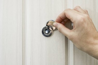 El açık meşe ön kapıda kapı gözetleme deliği kapağı açılır.