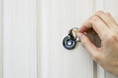 El açık meşe ön kapıda kapı gözetleme deliği kapağı açılır.