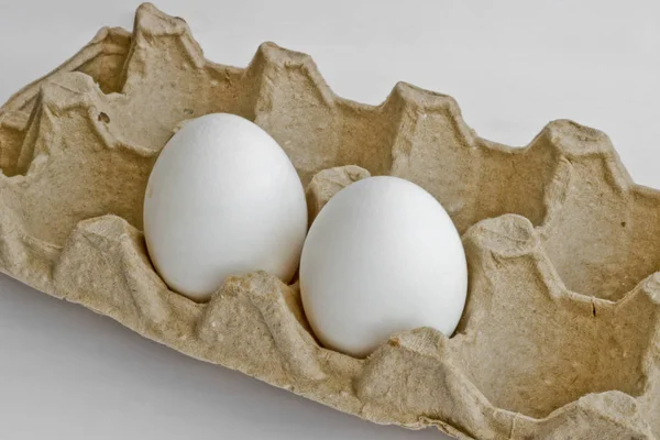 Два Белых Яйца Упаковке Яиц Куриной Фермы Последние Запасы Яиц — стоковое фото