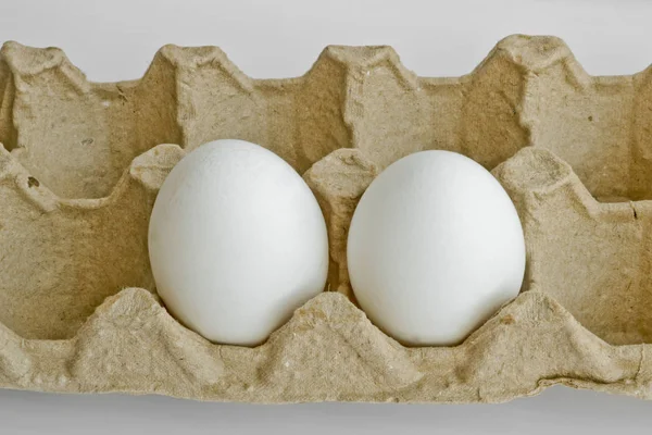 Два Белых Яйца Упаковке Яиц Куриной Фермы Последние Запасы Яиц — стоковое фото