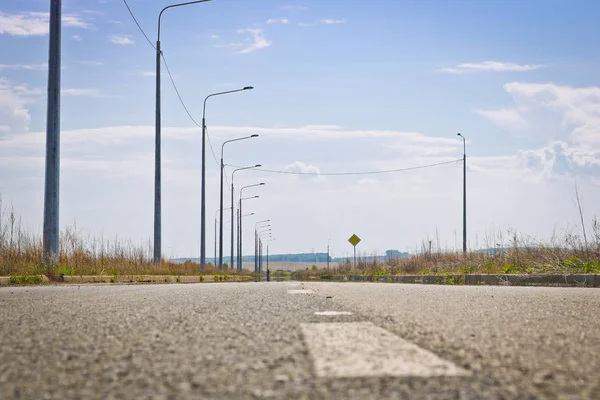 Opuštěná Asfaltová Silnice Označením Silničního Provozu Řadou Osvětlovacích Lamp Boku — Stock fotografie