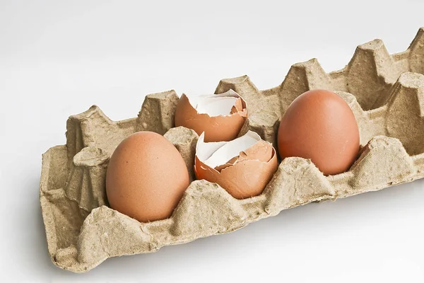 Картонная Упаковка Яиц Сломанной Яичной Скорлупой Яйцами Светлом Фоне Органическая — стоковое фото