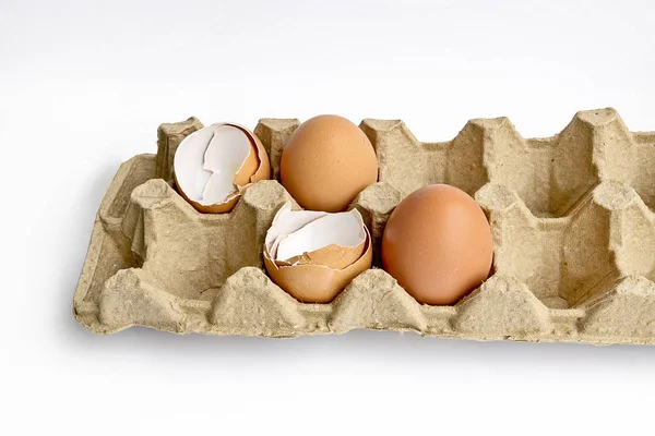 Картонная Упаковка Яиц Сломанной Яичной Скорлупой Яйцами Светлом Фоне Органическая — стоковое фото