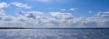 Yaz manzara - Cumulus ve Cirrus göl üzerinde mavi gökyüzünde.