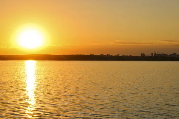 Pôr Sol Brilhante Sobre Lago Ondulações Água Céu Laranja — Fotografia de Stock