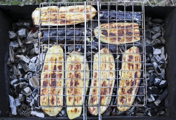 Läcker Och Vattnas Munnen Aubergine Grillad Grill Över Träkol Grill — Stockfoto