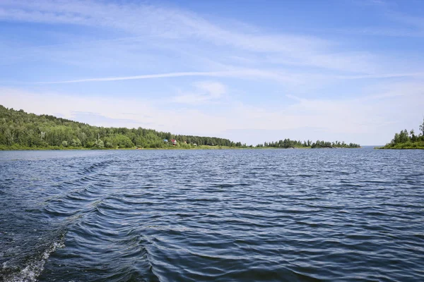 Superfície Água Lago Com Ondulações Ondas Contra Fundo Das Costas — Fotografia de Stock