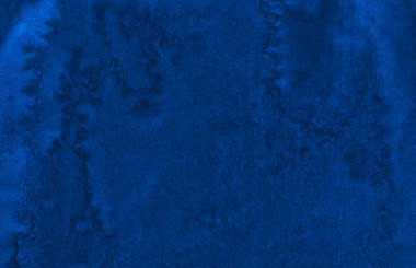 Yırtık vuruş ve düzensiz boşanmalar ile koyu zengin mavi suluboya arka plan. Tasarım, düzenler ve desenler için soyut arka plan.