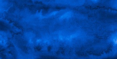 Yırtık vuruş ve düzensiz boşanmalar ile koyu zengin mavi suluboya arka plan. Tasarım, düzenler ve desenler için soyut arka plan.