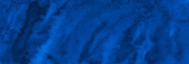 Yırtık vuruş ve düzensiz boşanmalar ile koyu zengin mavi suluboya arka plan. Tasarım, düzenler ve desenler için soyut arka plan.