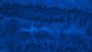 Yırtık vuruş ve düzensiz boşanmalar ile koyu zengin mavi suluboya arka plan. Tasarım, düzenler ve desenler için soyut arka plan.