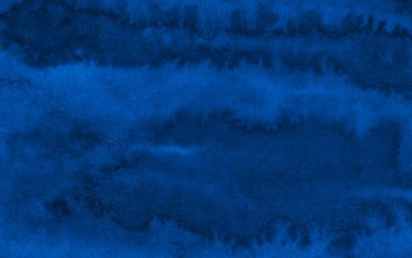 Yırtık vuruş ve düzensiz boşanmalar ile koyu zengin mavi suluboya arka plan. Tasarım, düzenler ve desenler için soyut arka plan.