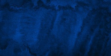 Yırtık vuruş ve düzensiz boşanmalar ile koyu zengin mavi suluboya arka plan. Tasarım, düzenler ve desenler için soyut arka plan.