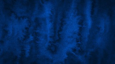 Yırtık vuruş ve düzensiz boşanmalar ile koyu zengin mavi suluboya arka plan. Tasarım, düzenler ve desenler için soyut arka plan.