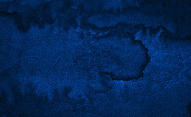 Yırtık vuruş ve düzensiz boşanmalar ile koyu zengin mavi suluboya arka plan. Tasarım, düzenler ve desenler için soyut arka plan.