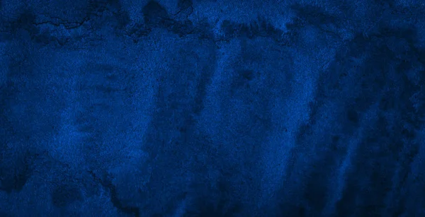 Yırtık vuruş ve düzensiz boşanmalar ile koyu zengin mavi suluboya arka plan. Tasarım, düzenler ve desenler için soyut arka plan.