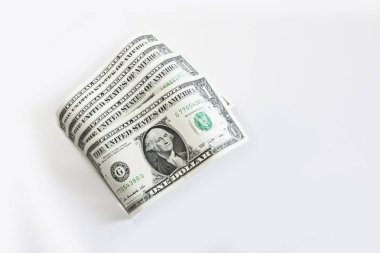 Hafif bir arka plan üzerinde hafif çepişilmiş bir dolar banknotlar.