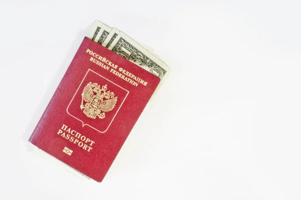 ロシアの外国のパスポート 明るい背景に1ドル紙幣がパスポートに埋め込まれています 海外旅行 予算休暇 — ストック写真
