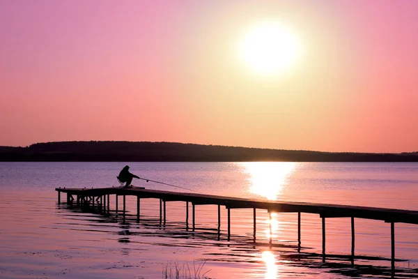Pôr Sol Colorido Sobre Lago Com Cais Pescador Solitário Está — Fotografia de Stock
