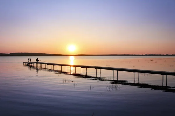 Pôr Sol Colorido Sobre Lago Com Cais Pescador Está Pescando — Fotografia de Stock