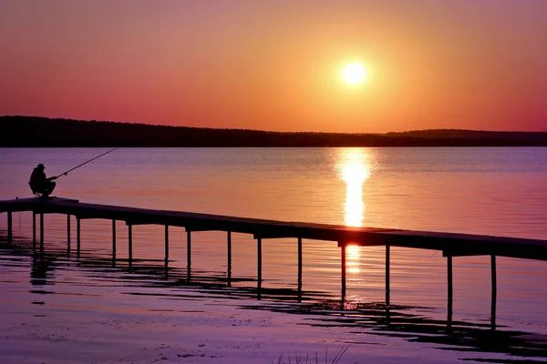 Pôr Sol Colorido Sobre Lago Com Cais Pescador Solitário Está — Fotografia de Stock