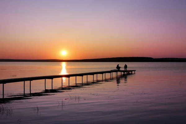 Pôr Sol Colorido Sobre Lago Com Cais Pescador Está Pescando — Fotografia de Stock