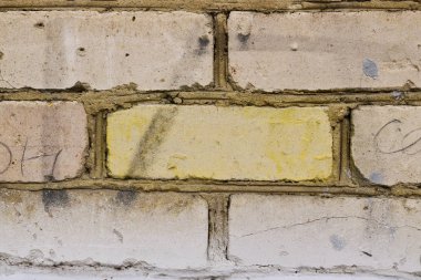 Eski tuğla duvar kapanıyor. Harap tuğlalardan soyut arkaplan.