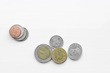 Bozuk paralar, beyaz arka planda Tayland bahtı. Tayland parası.