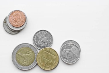 Bozuk paralar, beyaz arka planda Tayland bahtı. Tayland parası.