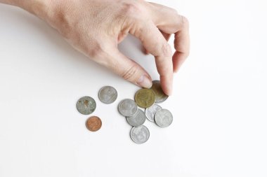 Kadın eli Tayland paralarını sayar ve dokunur. Tayland parası önemsiz..