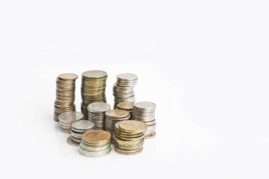 Beyaz arka planda Rus rublesinden kolonlar. Eski Rus parası. Bozuklukların arkasında çift başlı kartal. Anlaşıldı.