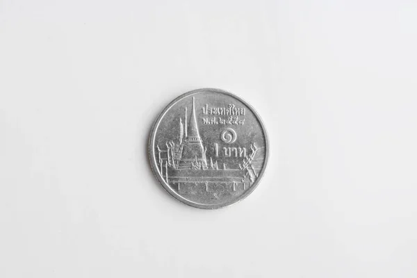 コイン 白い背景に1タイバーツ タイ通貨 — ストック写真