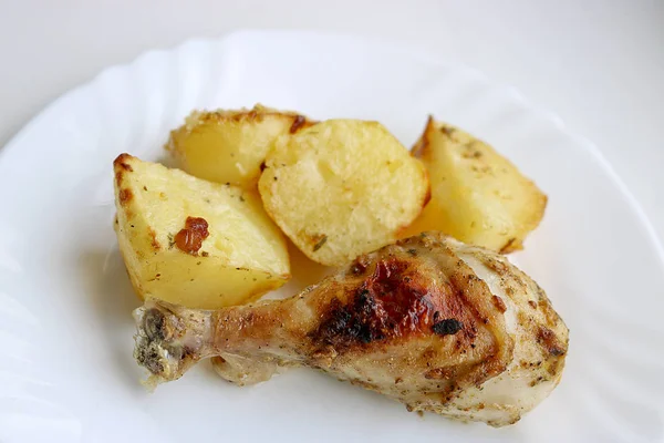Appetizing Baked Chicken Leg Potatoes White Dish Selective Focus — Stock Photo, Image