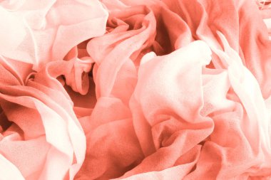 Mercan kırışık kumaş dokusu. Kıyafetlerin modaya uygun rengi. Yakın plan..